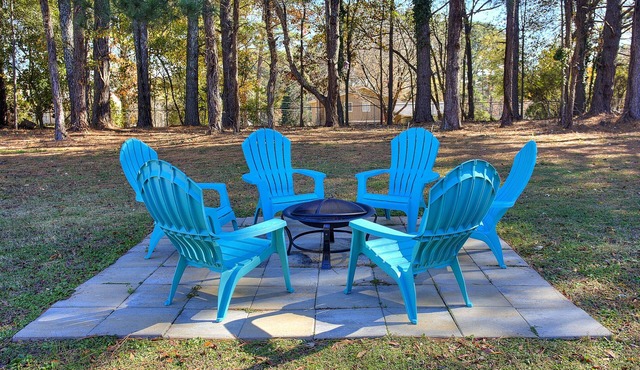 Red Door- Sleeps8- gameroom-firepit-serene backyard