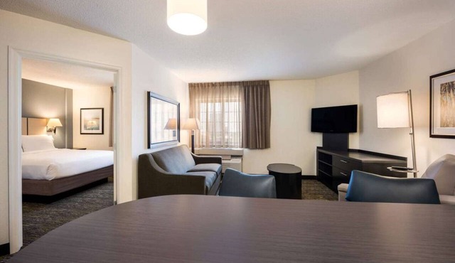 Relaxation and Comfort in Houston! 2 Modern Units, Full Kitchen, Pets Allowed!