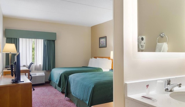 Relaxing Accommodation near Bally's Twin River Lincoln | Free Parking & Bfast!