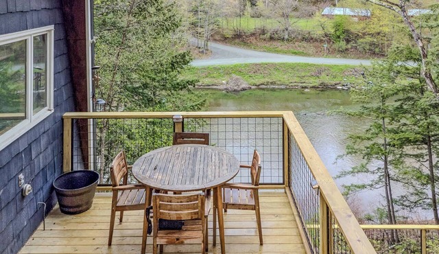 River Bend Woodstock Getaway w/Hot Tub & Fireplace