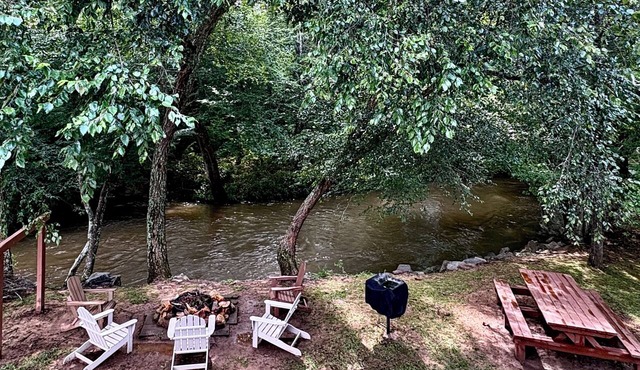 River Front Log Cabin- Hot Tub-Tubing on the River, Pet Friendly.
