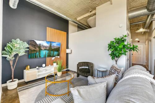 River Market Loft Retreat 2BR Urban Stay wtih Workspace & Parking