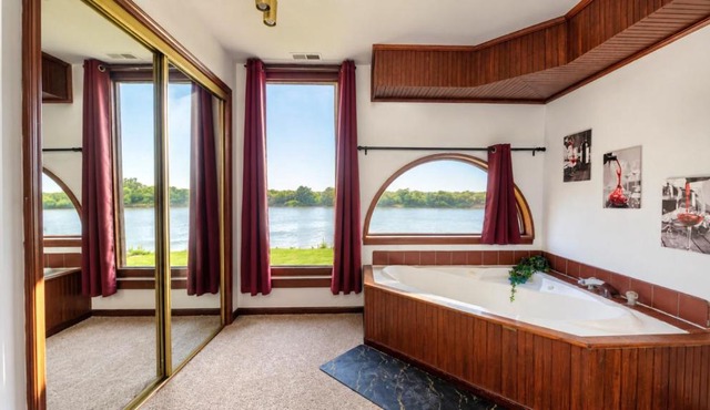 Riverfront 2 bdrm Jacuzzi Cabin with Sunset Balcony