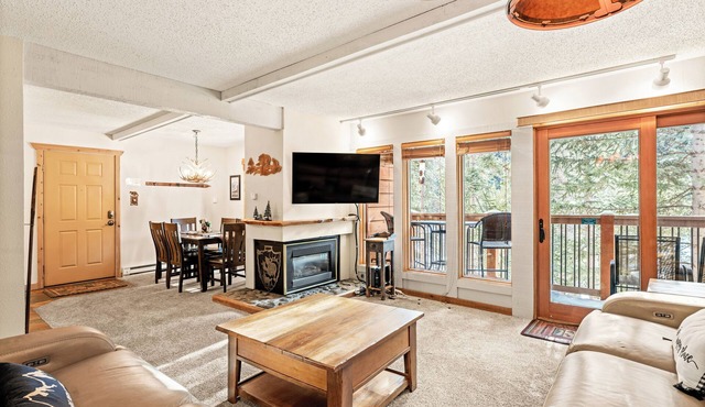 Riverfront! 3 Full Bathrooms; Walk to Town, Hikes in Breckenridge