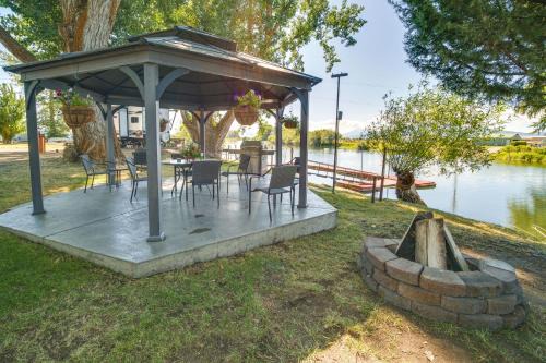 Riverfront Resort Cabin ~ 21 Mi to Crater Lake NP!
