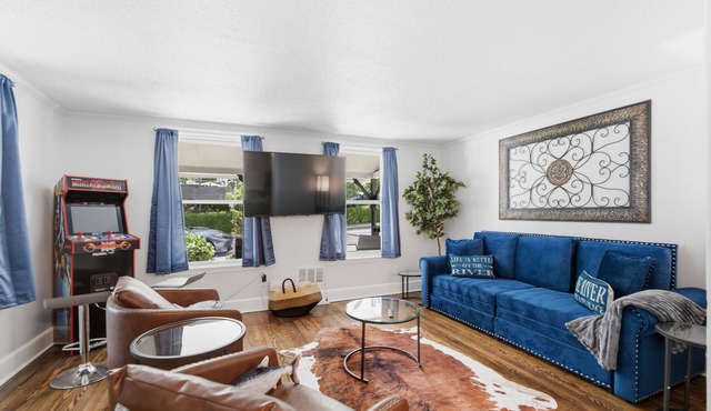 Riverfront Retreat - Convenience + Kayaks - 3 bed 2 ba