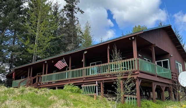 RIVERSEDGE LOG HOME on the SALMON RIVER within 8miiles GLACIER BAY NATIONAL PARK
