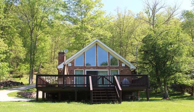 "Riverside Escape: Riverfront w/Firepit, Deck & Mtn Views – Dog Friendly!"