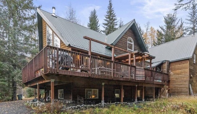 Romantic Alaskan Chalet w/Hot Tub