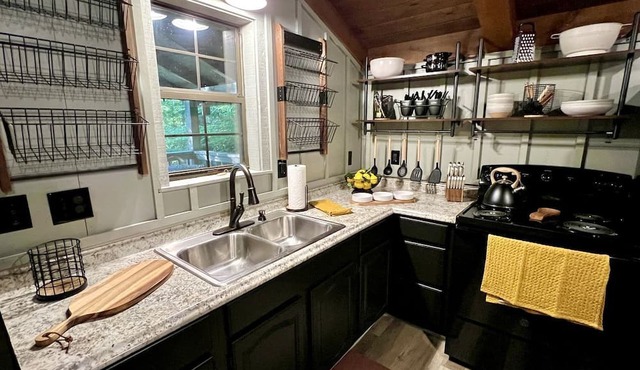 Romantic Cabin Ideal for a Secluded Escape in Townsend, Tennessee