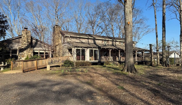 Rustic 4-bedroom cabin on 180-acre horse farm near Anderson, South Carolina