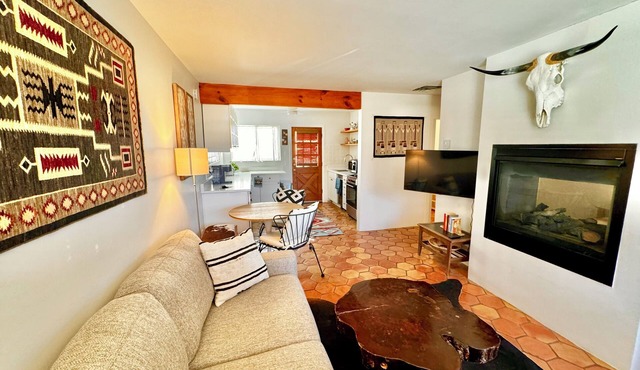 Rustic charm meets comfort—king bed, AC, patio, walk 5 mins Canyon Rd, and Plaza