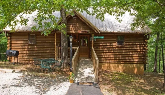 Rustic Log Cabin w/Fireplace 10 min to Silver Dollar City Screened Porch