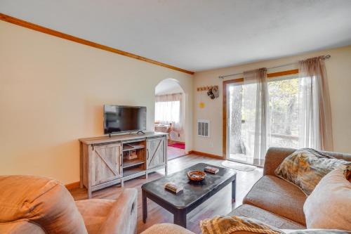 Rustic Retreat w/Deck: 1 Mi to Table Rock Lake in Shell Knob