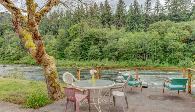 Rustic riverfront cabin near Florence in Swisshome