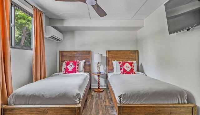 Sabel #004 | Downtown Asheville twin suite with bath, Wi-Fi, AC, and parking.