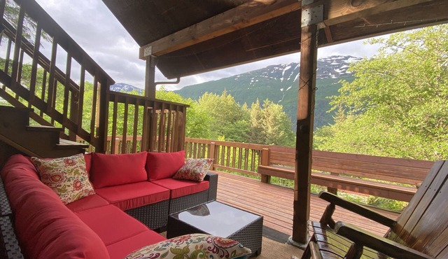 Sandy Beach Retreat Sunrise Studio- steps from Sandy Beach & Treadwell Trail!