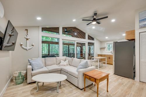 Screened Porch w/Lake View! Tolland Family Haven