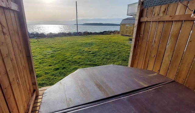 Seafront suite with year-round hot tub. in Eastern Passage