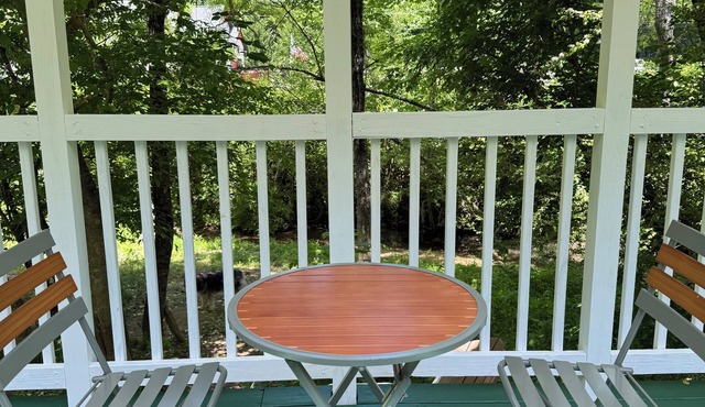 Serene 1-bedroom recreational vehicle with AC in Lenoir