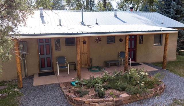Serenity by the River: Romantic Cabin with Fireplace in San Miguel County, New Mexico