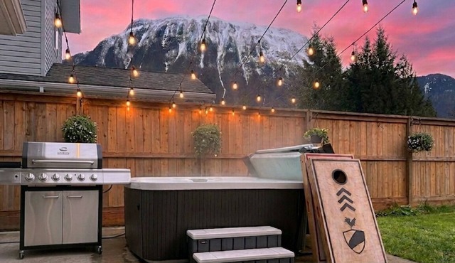 Sleeps 24 Near Glacier-Hot Tub, Game-room, Firepit