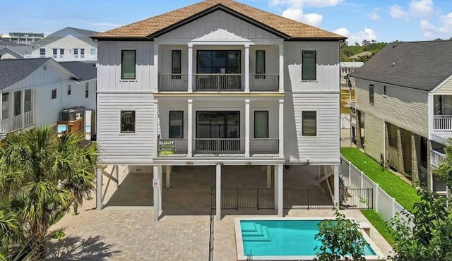 Sleeps 28 - Blue Whale: Pool, 12 BR & 4 Kitchens