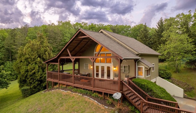 Smoky Mountain retreat - theater, game room, hot tub & view near the park!
