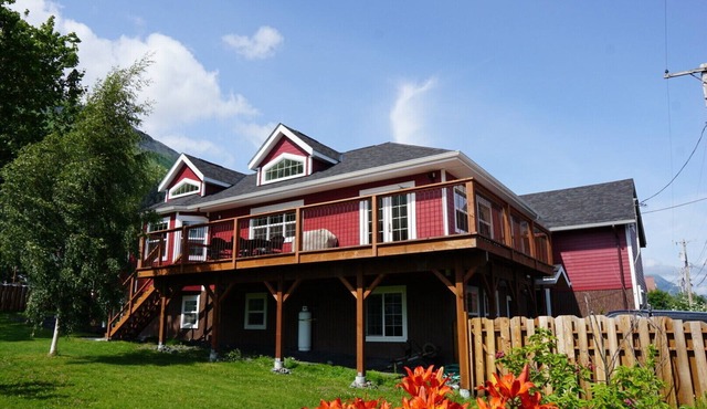 Sockeye house 420 3rd ave Large house located in downtown Accommodates up to 12