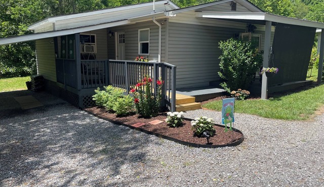 Soothing 1-bedroom cottage with AC in charming Clyde. Located on quiet 5 acres