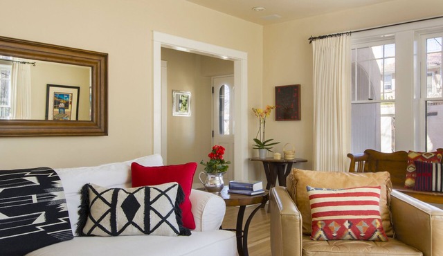Sophisticated living Santa Fe style. 2 blks to Wine & Dine On Plaza & Canyon Rd