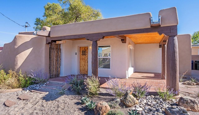 Soulful Historic Adobe - 5 Min to Plaza