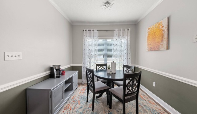 Southern Delight-4 Bed Room-7 beds- Private Backyard-Great for Larger Groups