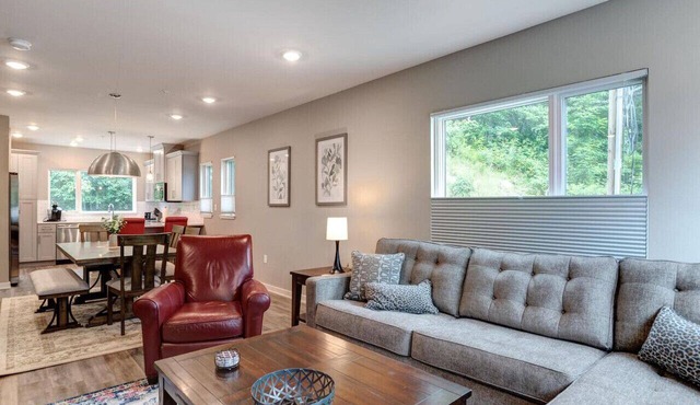 Southside Ave Townhome In Brewery District