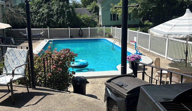 Spacious 2-bedroom apartment in Foxborough with AC, Kitchen and inground pool.