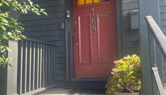 Spacious 2 bedroom home in Harvard Square with permitted free on street parking