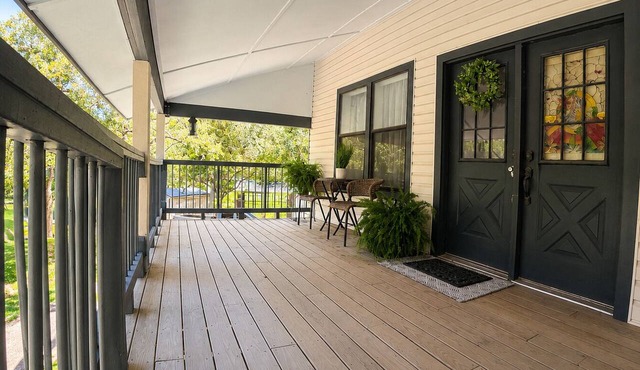Spacious 3 full baths 10 beds 3-story house with private backyard in Del Valle
