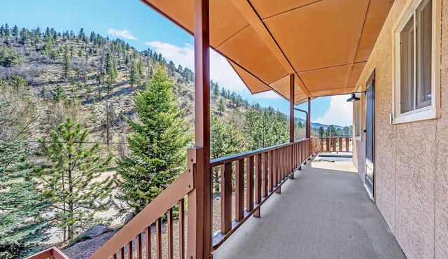 Spacious 3-bedroom apartment in charming Green Mountain Falls with WiFi