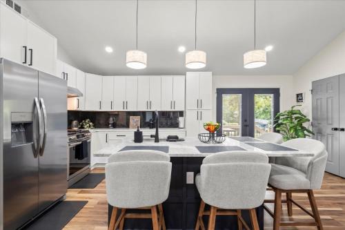 Spacious 3BR 3BA Home Modern Renovation