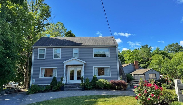 Spacious 3BR Retreat, Sleeps 8, Free Parking, 20 Min to Boston