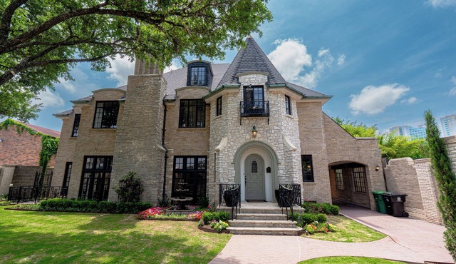 Spacious 4-bedroom house in gorgeous Houston with AC and fitness room