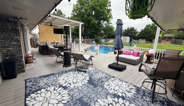 Spacious 4-bedroom house with Private Heated Pool, Outdoor Firepit and TV Oasis