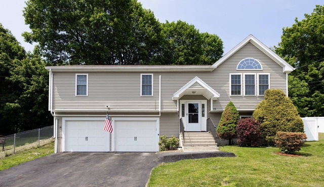 Spacious 4BR/3BA Near Worcester Airport Fast Wi-Fi