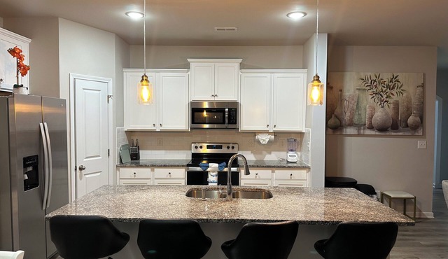 Spacious 4BR Family Retreat Near Whitewater & Airport, pets allow