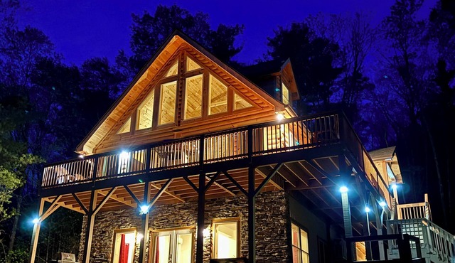 Spacious 5-king bedroom cabin with private bathrooms minutes from Asheville.