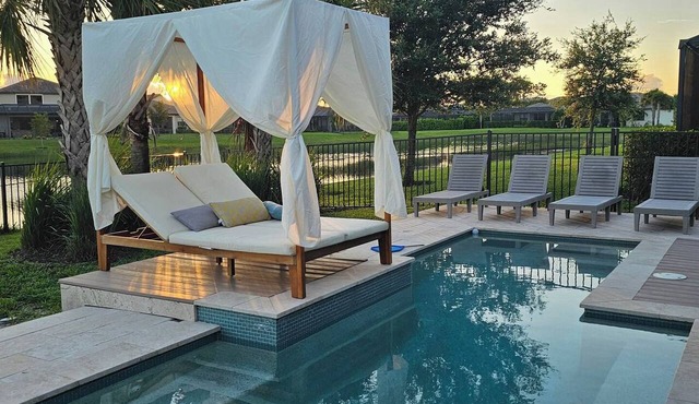 Spacious 5BR Poolside Retreat/Heated Pool/Lake view/Sleeps 10-12 in Fort Myers