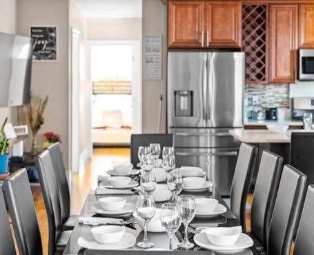 Spacious 6BR Quincy Apt - Balcony, Kitchen, Laundry, near Beach & Red Line 555