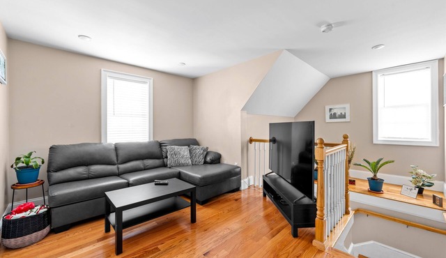 Spacious 6BR Quincy Beach Near Boston Family Vacation & Pet-Friendly 555