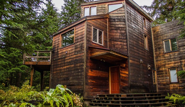 Spacious chalet with WiFi, private hot tub & solarium - dogs ok