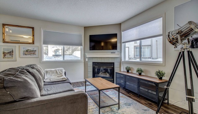 Spacious condo unit Getaway to the Rocky in Canmore